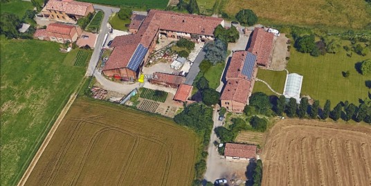 PIACENZA : LOTTO CON PORTICO USO DEPOSITO VENDESI