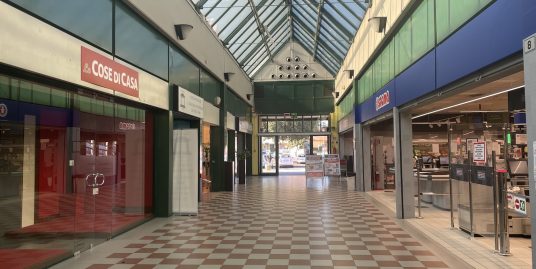 PIACENZA : VENDESI NEGOZIO IN CENTRO COMMERCIALE