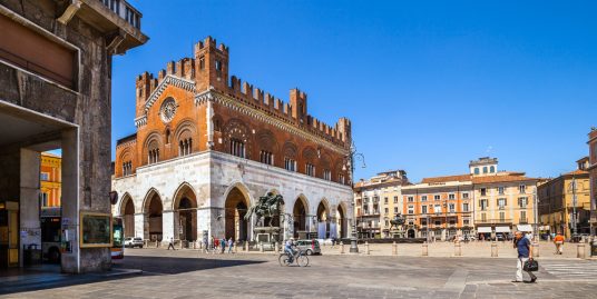 PIACENZA : CENDESI A REDDITO NEGOZIO IN CENTRO STORICO