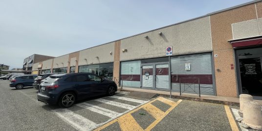 VOGHERA : NEGOZIO CON MAGAZZINO VENDESI