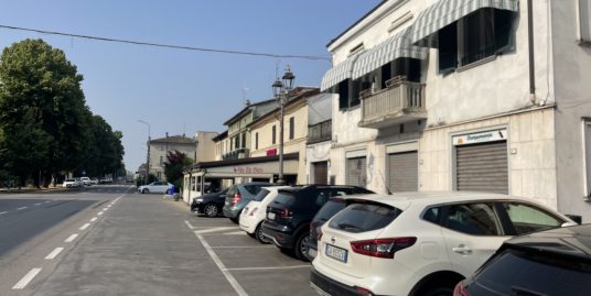 CORTEMAGGIORE : NEGOZIO IN CENTRO PAESE