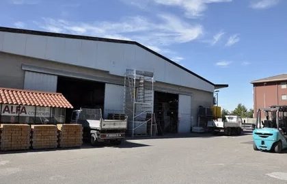 SAN NICOLO’ VENDESI IMMOBILE FORNTE STRADA CON PIAZZALE