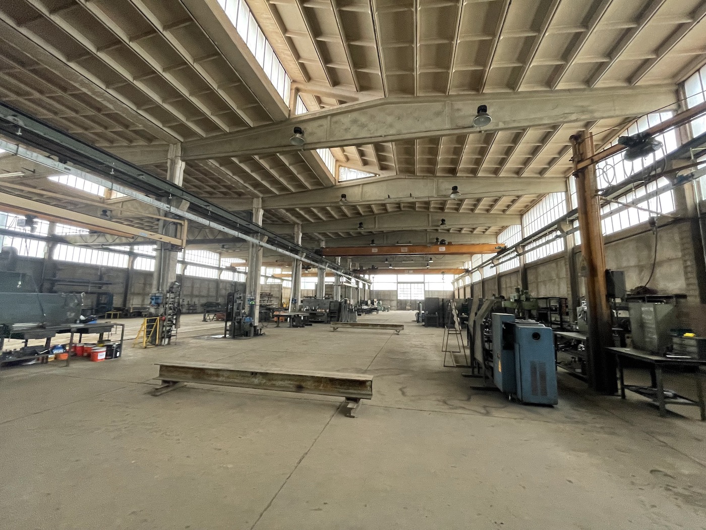 PIACENZA : CAPANNONE DI 2000 MQ CON CARROPONTE