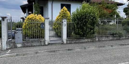 STRADELLA : VENDESI VILLA IN POSIZIONE PANORAMICA